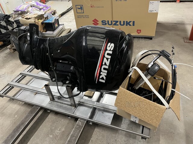 Suzuki DF100BTX 2018 petrol outboard - picture 1
